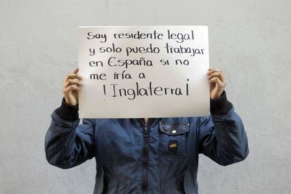 Omar E. M., 28 años. Bolivia. Está en paro y ha agotado la prestación. Trabajaba instalando calderas por 700 euros al mes. Se siente "atrapado" en España, donde vive legalmente desde hace 4 años porque su tarjeta de residencia no le permite trabajar en el resto de la Unión Europea.