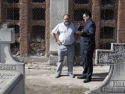 El concejal de Salud, Javier Barbero, y el de Hacienda, Carlos Sánchez Mato, en el cementerio de La Almudena.