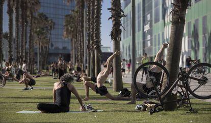 Gent fent exercici aquest dimarts a la Barceloneta.