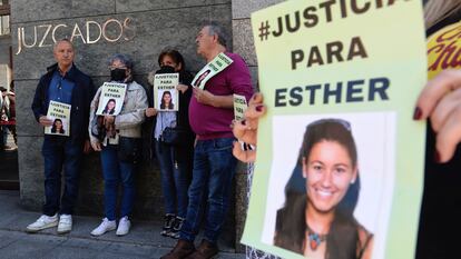 Amigos y familiares de Esther López, concentrados a las puertas de los juzgados de Valladolid antes de la declaración de Óscar S., el 25 de abril de 2022.