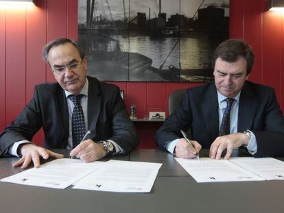 Javier Bueno, director de empresas de Bizkaia de Kutxabank (izquierda), y Jos&eacute; Luis L&oacute;pez Gil, presidente de la FVEM, firman el acuerdo. 