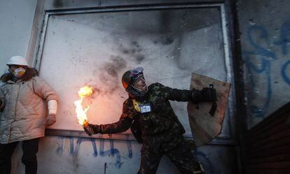 Un manifestante lanza una bomba molotov a la policía antidisturbios durante los enfrentamientos en Kiev 20 de enero de 2014.