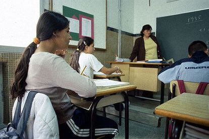 Jóvenes gitanas en clase.