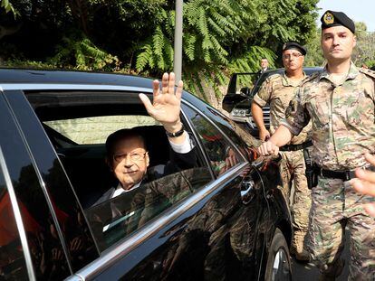 Michel Aoun se despide de sus seguidores a la salida de su palacio presidencial en Beirut, este domingo.