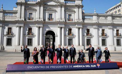 Foto de familia de los presidentes de Prosur, frente a La Moneda, en Santiago de Chile.