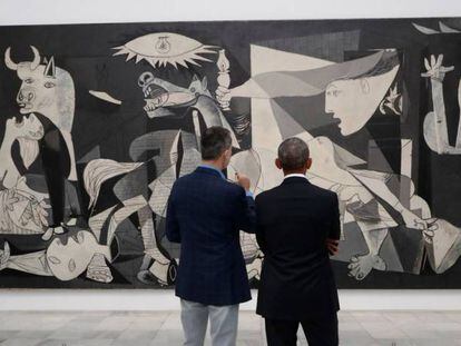 El Rey con el expresidente de EE UU en el Reina Sofía, este sábado.