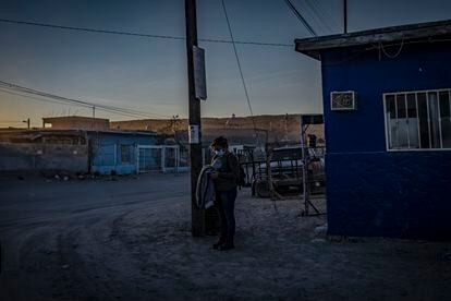 Una mujer espera en la Colonia Lomas de Poleo, una de las más inseguras de Ciudad Juárez.
