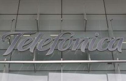 Logotipo de Telef&oacute;nica en la sede de la empresa.