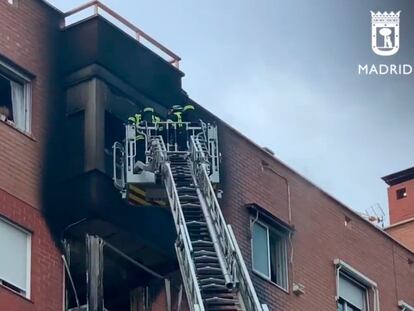 Bomberos trabajan en el incendio de la calle Alianza, en Villaverde, este jueves.