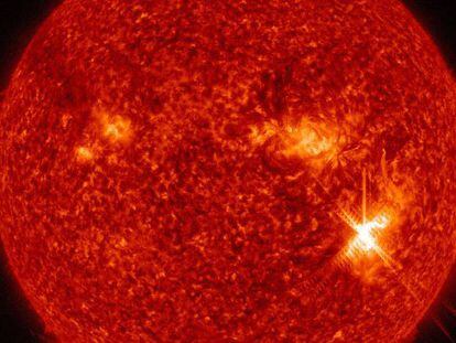 Imagen de la potente llamarada solar, a la derecha de la imagen.