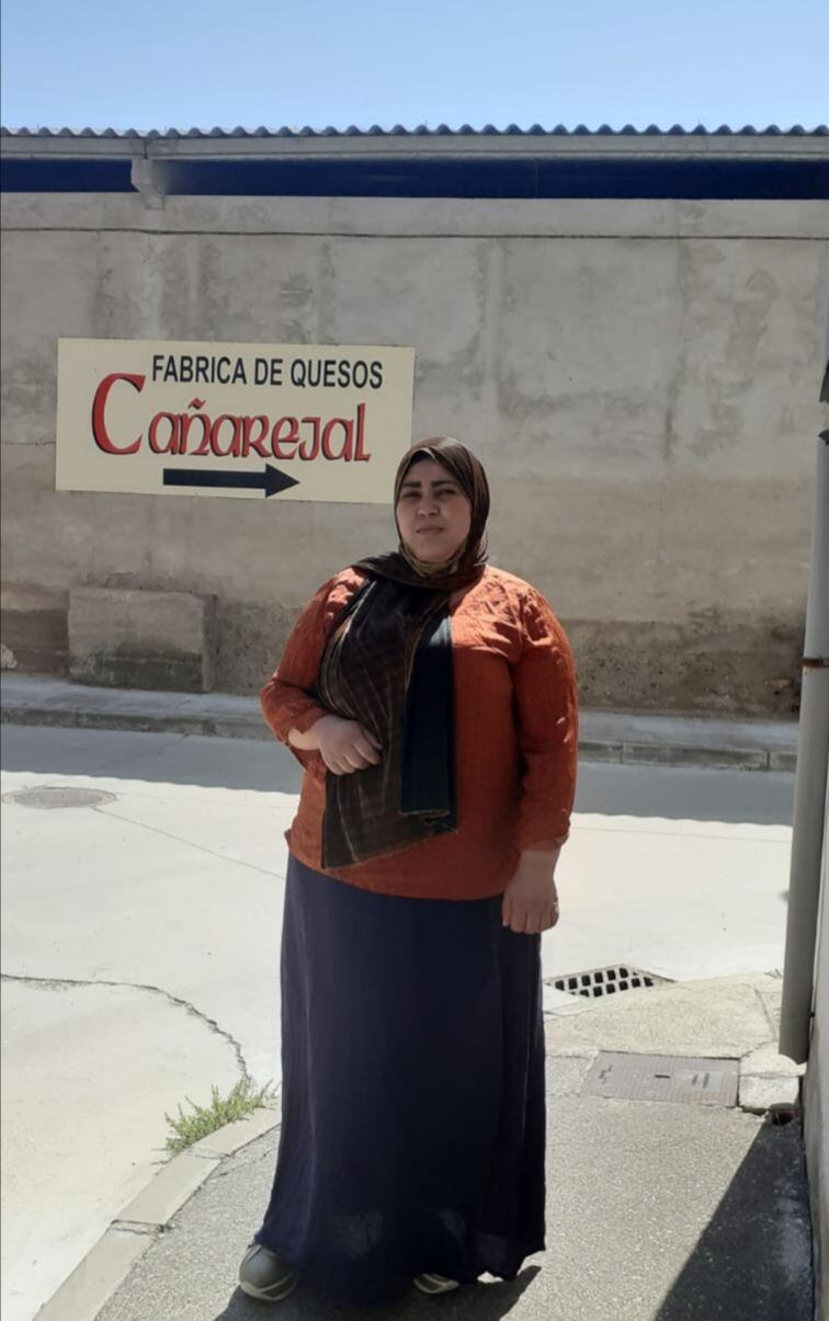 Sana Tamaraoucht, de 32 años, frente a su puesto de trabajo en Pollos (Valladolid).