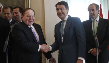 El impulsor de Eurovegas, Sheldon Adelson (izquierda), saluda al presidente de Madrid, Ignacio Gonz&aacute;lez.