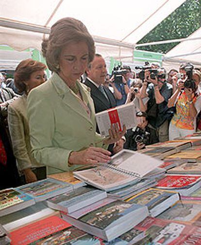 La reina Sofía, ayer en la Feria del Libro de Madrid.