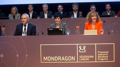 El presidente del grupo Mondragón, Iñigo Ucín (izquierda), durante el congreso celebrado este martes en San Sebastián.
