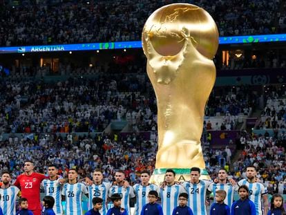 Los jugadores de Argentina escuchan el himno antes del partido de cuartos ante Países Bajos.