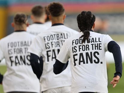 Los jugadores del Leeds United llevan camisetas con lemas en contra de la Superliga, este lunes.