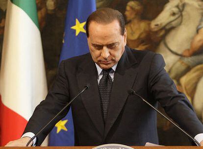 El primer ministro Silvio Berlusconi, durante la rueda de prensa concedida ayer junto al presidente palestino, Mahmud Abbas.