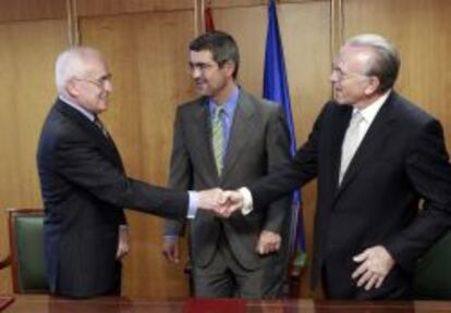El presidente de la Asociación Española de Banca (AEB), Miguel Martín, el secretario de Estado de Economía y Apoyo a la Empresa, Fernando Jiménez Latorre, y el presidente de la CECA, Isidre Fainé.