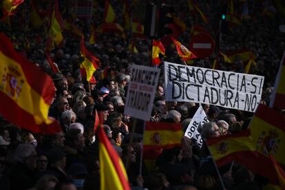 Los manifestantes también gritaron calificativos como “traidor” y “mentiroso” dirigidos al presidente del Gobierno y lemas como “España unida jamás será vencida”.