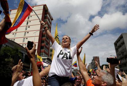 Lilian Tintori, mujer del encarcelaro líder de la oposición, Leopoldo López, participa en la marcha de Caracas. 
