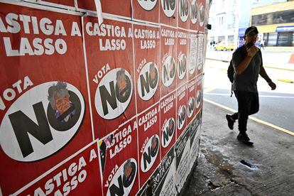 Carteles de la campaña en contra de la consulta popular que se celebra el domingo en Ecuador.