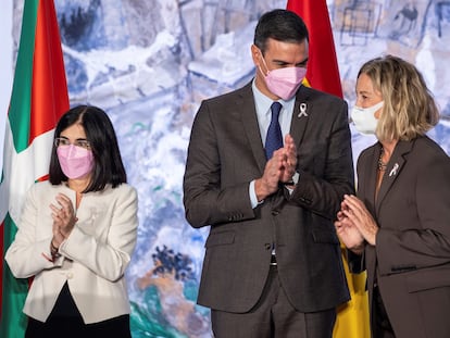 El presidente del Gobierno, Pedro Sánchez, Flora Ortega (derecha), vicepresidenta de la Fundación Amancio Ortega, y la ministra de Sanidad, Carolina Darias, durante la firma del plan de colaboración, este martes en La Moncloa.