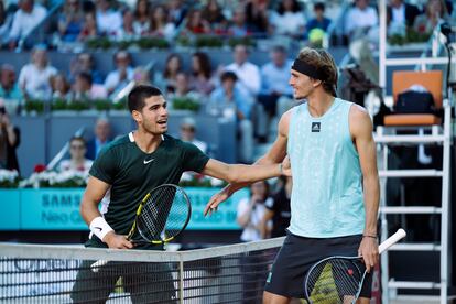 Zverev y Alcaraz se saludan antes de su enfrentamiento en la final del Mutua Madrid Open.