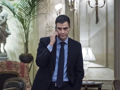 El presidente del Gobierno, Pedro Sánchez, hablando por el móvil.