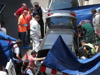 Los Mossos inspeccionan el vehículo estacionado en la calle Béjar