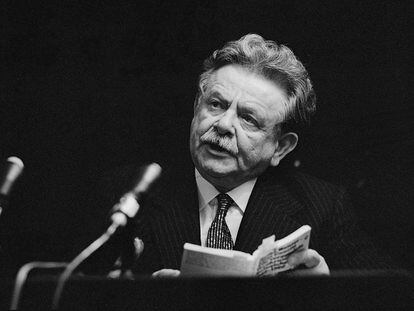 El escritor Elias Canetti en una lectura en el palacio Pálffy de Viena, en octubre de 1970.