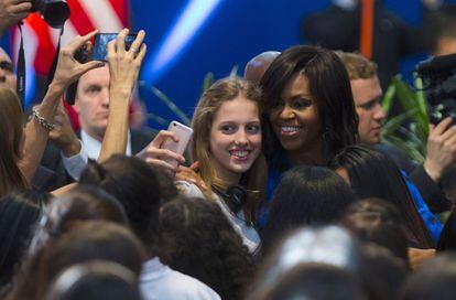 Michelle Obama se mostró distendida y se sacó selfies con las estudiantes.