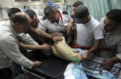 Allegados rodean el cadáver, en un hospital de Dura, Cisjordania