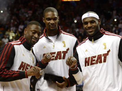 Wade, Bosh y LeBron posan con el anillo del curso pasado.