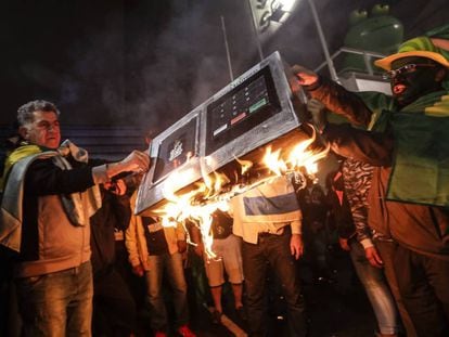 Simpatizantes del candidato presidencial Jair Bolsonaro queman una urna electrónica en la avenida Paulista en Sao Paulo (Brasil)