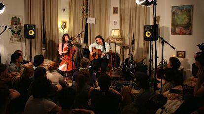 Jorgen y Teresa, de Tibi & Her Cello, comienzan con ‘Far Away’.