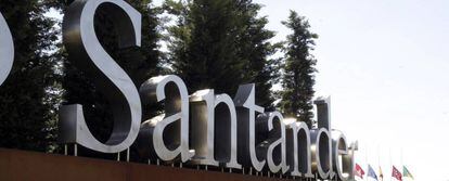 Logotipo de Santander en la entrada de su Ciudad Financiera