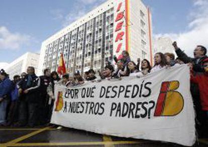 Trabajadores de Iberia protestan junto a la sede de Iberia el 13 de marzo donde han cortado la calle Mar&iacute;a de Molina en direcci&oacute;n a Nuevos Ministerios.