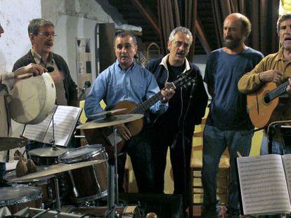 El grup Al Tall en el seu local durant una sessió d'assaig.