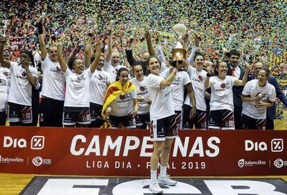Les jugadores del Girona celebren la Lliga.
