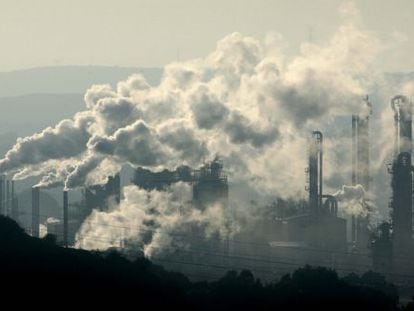Emisi&oacute;n de gases industriales en la bah&iacute;a de Algeciras en 2006. 
