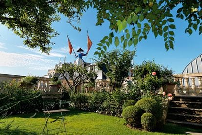 Retorno a los orígenes
En el 24 de la parisiense Rue du Faubourg Saint-Honoré se encuentra la casa Hermès. Su tejado alberga uno de los jardines más aclamados de la ciudad. Jean-Claude Ellena se inspiró en él para su última creación perfumista.