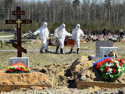 Entierro de una persona fallecida por coronavirus en el cementerio de Kolpino, a las afueras de San Petersburgo, el 6 de mayo.