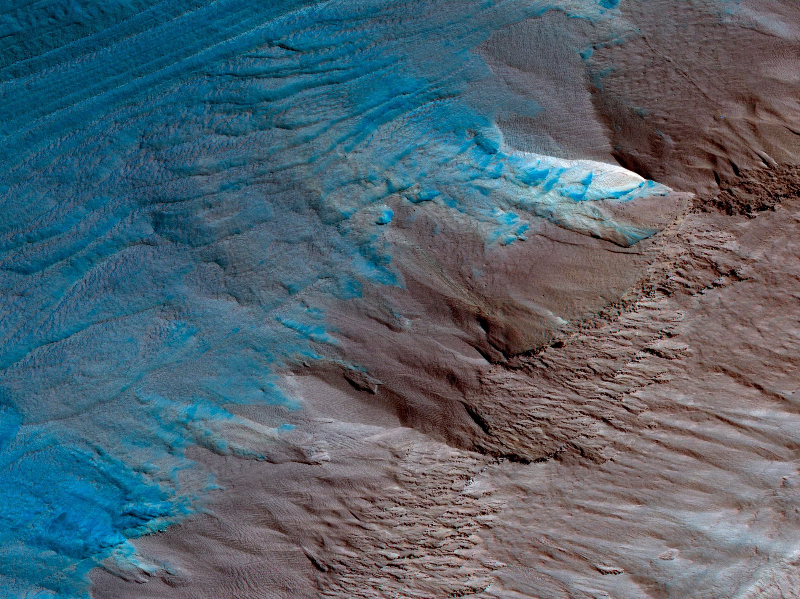 Erosión del borde de los depósitos de capas del Polo Sur. Esta imagen, una vista oblicua desde el Mars Reconnaissance Orbiter de la NASA sobre el Polo Sur, fue tomada en mayo de 2017.