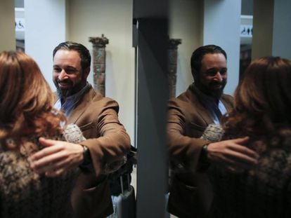 El líder de Vox, Santiago Abascal, saluda a una mujer el pasado 3 de diciembre en Sevilla. 