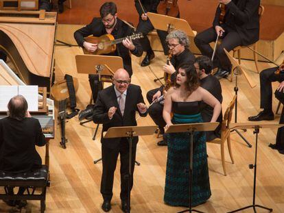 El tenor José Pizarro y la soprano Aurora Peña con Luis Antonio Gonzalez dirigiendo desde el clave, ayer en Zaragoza.