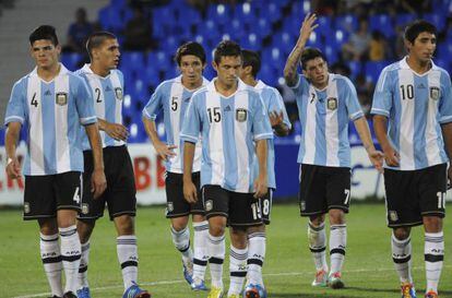 Los jugadores de la sub-20 se retiran del campo en el partido contra Colombia del Sudamericano.