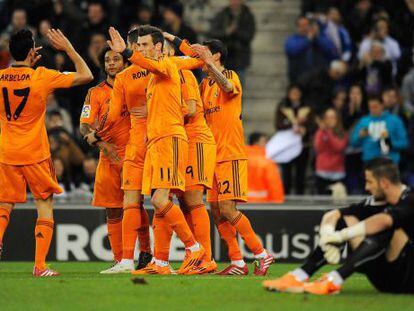 Los jugadores del Madrid celebran el gol de Benzema