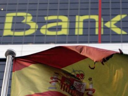 Una bandera espa&ntilde;ola ondea delante de la sede de Bankia en Madrid