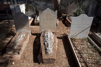 The oldest tombs are covered by seashells.