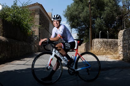 Mavi García en una de las calles de Establiments, pequeña localidad de Mallorca donde reside.